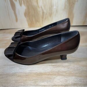 Stuart Weitzman Brown Low Heeled Pumps with Bow Detail Women’s Size 5.
